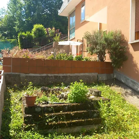 Con Piscina E Giardino