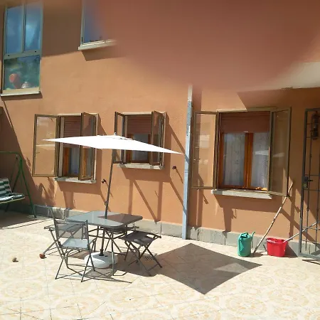 Con Piscina E Giardino
