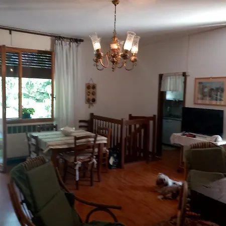 Con Piscina E Giardino تول