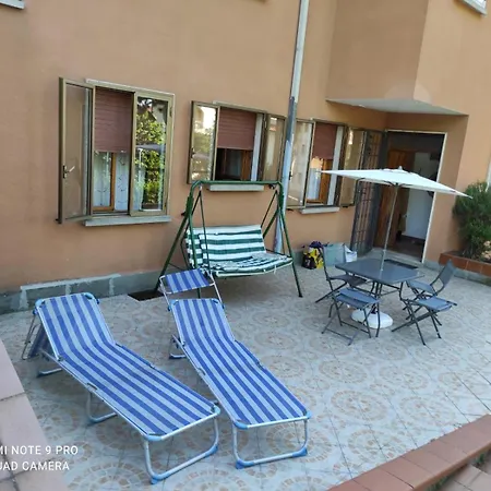 Con Piscina E Giardino *